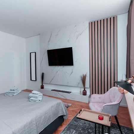 Petit Luxe Apartment เวียนนา ภายนอก รูปภาพ
